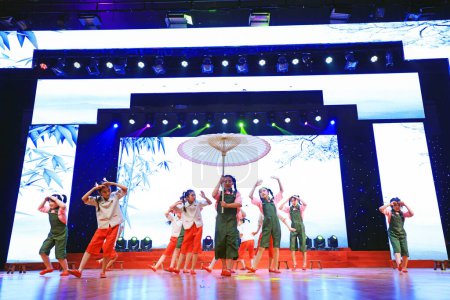 Foto de Condado de Luannan - 27 de enero de 2019: representación de danza infantil en el escenario, Condado de Luannan, provincia de Hebei, China - Imagen libre de derechos
