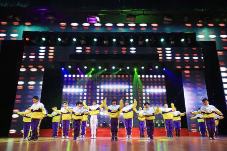 Foto de Condado de Luannan - 27 de enero de 2019: espectáculo de danza infantil en el escenario, Condado de Luannan, provincia de Hebei, Chin - Imagen libre de derechos