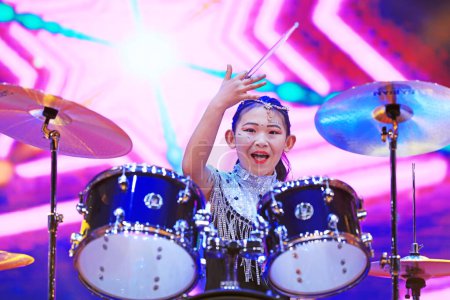 Téléchargez les photos : Comté de Luannan - 27 janvier 2019 : Les filles jouent de la batterie sur les étagères de la scène, comté de Luannan, province du Hebei, Chine - en image libre de droit