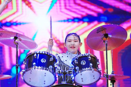 Téléchargez les photos : Comté de Luannan - 27 janvier 2019 : Les filles jouent de la batterie sur les étagères de la scène, comté de Luannan, province du Hebei, Chine - en image libre de droit