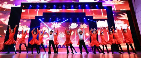 Téléchargez les photos : Comté de Luannan - 27 janvier 2019 : spectacle de danse latine pour enfants sur scène, comté de Luannan, province du Hebei, Chine - en image libre de droit
