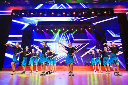 Téléchargez les photos : Comté de Luannan - 27 janvier 2019 : spectacle de danse latine pour enfants sur scène, comté de Luannan, province du Hebei, Chine - en image libre de droit