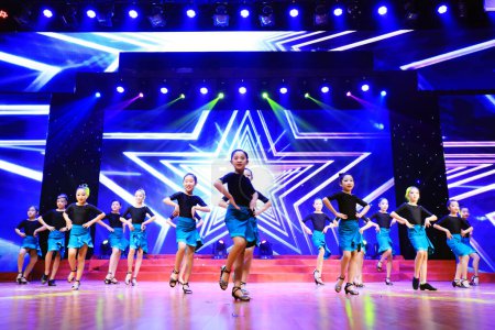 Foto de Condado de Luannan - 27 de enero de 2019: representación de danza latina infantil en el escenario, Condado de Luannan, provincia de Hebei, China - Imagen libre de derechos