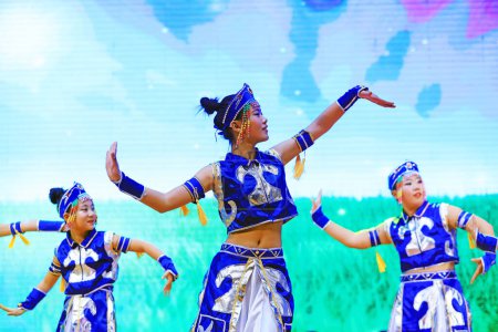 Téléchargez les photos : Comté de Luannan - 27 janvier 2019 : spectacle de danse des minorités ethniques sur scène, comté de Luannan, province du Hebei, Chine - en image libre de droit