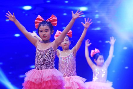 Téléchargez les photos : Comté de Luannan - 29 janvier 2019 : Spectacle de danse pour enfants sur scène, comté de Luannan, province du Hebei, Chine - en image libre de droit