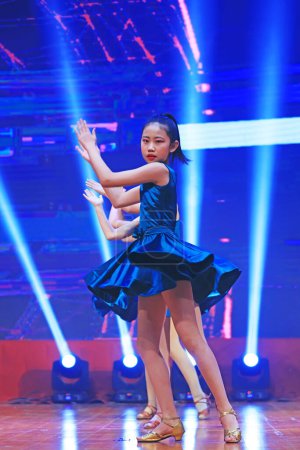 Foto de Condado de Luannan - 29 de enero de 2019: Desempeño de danza infantil en el escenario, Condado de Luannan, provincia de Hebei, China - Imagen libre de derechos