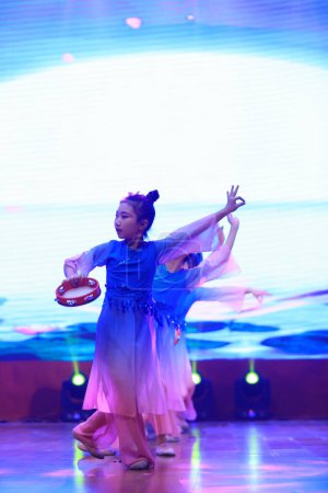 Foto de Condado de Luannan - 29 de enero de 2019: Desempeño de danza infantil en el escenario, Condado de Luannan, provincia de Hebei, China - Imagen libre de derechos