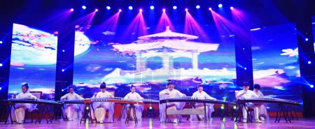 Téléchargez les photos : Comté de Luannan - 29 janvier 2019 : performance de fille guzheng sur scène, comté de Luannan, province du Hebei, Chine - en image libre de droit