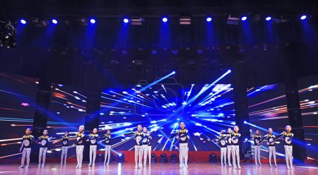 Foto de Condado de Luannan - 29 de enero de 2019: performance de danza fitness infantil en el escenario, Condado de Luannan, provincia de Hebei, Chin - Imagen libre de derechos