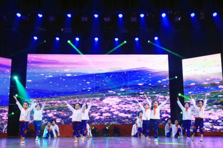 Foto de Condado de Luannan - 29 de enero de 2019: performance de danza fitness infantil en el escenario, Condado de Luannan, provincia de Hebei, Chin - Imagen libre de derechos