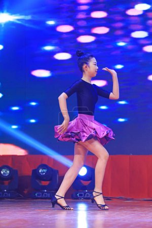 Téléchargez les photos : Comté de Luannan - 29 janvier 2019 : spectacle de danse latine pour enfants sur scène, comté de Luannan, province du Hebei, Chine - en image libre de droit