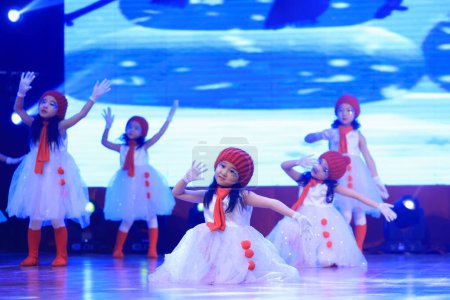 Téléchargez les photos : Comté de Luannan - 29 janvier 2019 : spectacle de danse pour enfants sur scène, comté de Luannan, province du Hebei, Chine - en image libre de droit