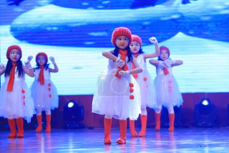 Foto de Condado de Luannan - 29 de enero de 2019: representación de danza infantil en el escenario, Condado de Luannan, provincia de Hebei, China - Imagen libre de derechos