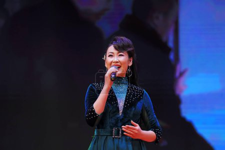 Téléchargez les photos : Comté de Luannan - 31 janvier 2019 : performance de chansons pour enfants sur scène, comté de Luannan, province du Hebei, Chine - en image libre de droit
