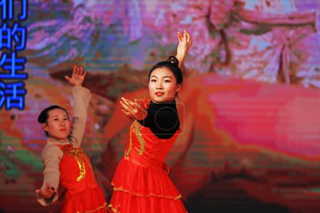 Téléchargez les photos : Comté de Luannan - 31 janvier 2019 : spectacle de danse sur scène, comté de Luannan, province du Hebei, Chine - en image libre de droit