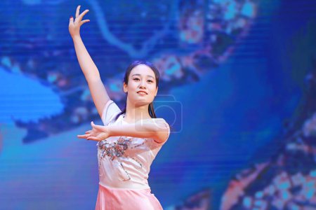 Téléchargez les photos : Comté de Luannan - 31 janvier 2019 : spectacle de danse sur scène, comté de Luannan, province du Hebei, Chine - en image libre de droit