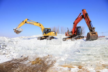 Téléchargez les photos : Comté de Luannan - 23 janvier 2018 : Une excavatrice rassemble de la glace sur le terrain, comté de Luannan, province du Hebei, Chin - en image libre de droit