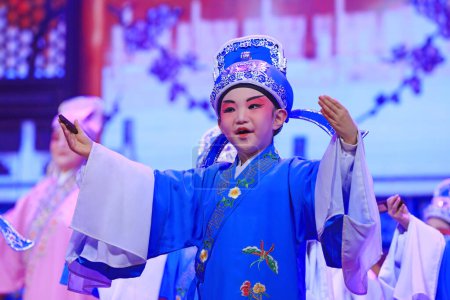 Téléchargez les photos : Luannan county - Feb. 9, 2018: the children's Peking Opera performance on the stage, luannan county, hebei province, China - en image libre de droit