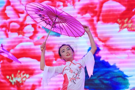 Téléchargez les photos : Comté de Luannan - 9 février 2018 : spectacle de danse classique sur scène, comté de Luannan, province du hebei, Chine - en image libre de droit