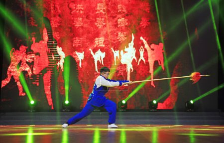 Foto de Condado de Luannan - 9 de febrero de 2018: performance de artes marciales jóvenes en el escenario, condado de luannan, provincia de hebei, China - Imagen libre de derechos