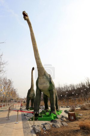 Téléchargez les photos : Modèle de dinosaure dans le pair - en image libre de droit