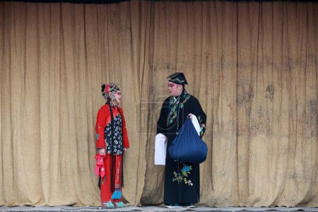 Téléchargez les photos : Comté de Luannan - 28 février 2018 : Spectacle chinois de costumes traditionnels sur scène, comté de Luannan, province du Hebei, Chine - en image libre de droit