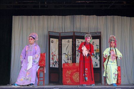 Foto de Condado de Luannan - 1 de marzo de 2018: representación del drama de vestuario tradicional chino en el escenario, condado de Luannan, provincia de Hebei, China - Imagen libre de derechos