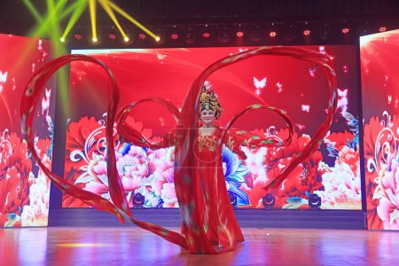 Foto de Condado de Luannan - 1 de marzo de 2018: coloridas actuaciones de baile en el escenario, condado de luannan, provincia de hebei, China - Imagen libre de derechos