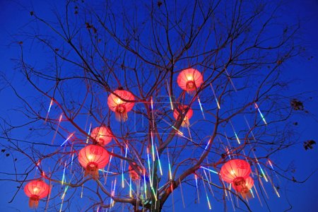 Téléchargez les photos : Les lanternes rouges sont dans le ciel bleu - en image libre de droit