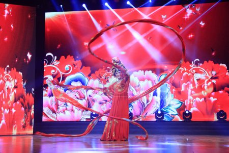 Téléchargez les photos : Comté de Luannan - 1er mars 2018 : spectacles de danse colorés sur scène, comté de Luannan, province du hebei, Chine - en image libre de droit