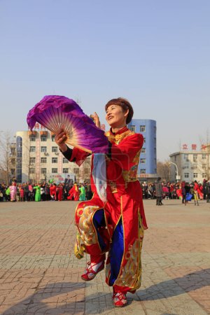 Foto de Condado de Luannan - 2 de marzo de 2018: Yangge Dance Performance en la plaza, Condado de Luannan, provincia de Hebei, China - Imagen libre de derechos