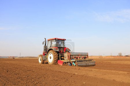 Téléchargez les photos : Comté de Luannan - 16 mars 2018 : machines à semer les pois dans une ferme, Luannan, Hebei, Chin - en image libre de droit