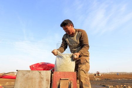 Téléchargez les photos : Comté de Luannan - 16 mars 2018 : La machine à semer a ajouté des graines de pois dans une ferme, comté de Luannan, province du Hebei, Chin - en image libre de droit