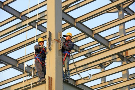 Foto de Condado de Luannan - 22 de marzo de 2018: los trabajadores trabajan en vigas de acero en un sitio de construcción, condado de Luannan, provincia de hebei, China - Imagen libre de derechos