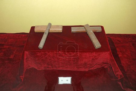Téléchargez les photos : Instruments de percussion dans une salle d'exposition, Chine - en image libre de droit