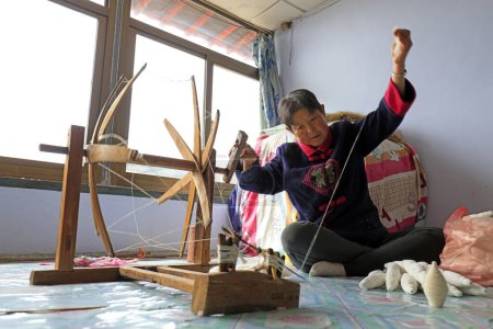 Téléchargez les photos : Comté de Luannan - 30 mars 2018 : Patrimoine autochtone dans le processus de tissage de filature, comté de Luannan, province du Hebei, Chin - en image libre de droit