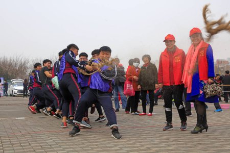 Téléchargez les photos : Comté de Luannan - 31 mars 2018 : Les gens font le plein air remorqueur de jeux de guerre, Luannan, Hebei, Chine - en image libre de droit