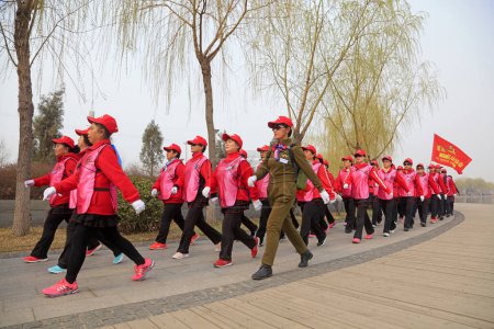 Téléchargez les photos : Comté de Luannan - 31 mars 2018 : personnes marchant à l'extérieur dans le parc, Luannan, Hebei, Chine - en image libre de droit