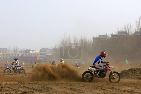 Téléchargez les photos : Comté de Luannan - 31 mars 2018 : Course d'endurance sur piste de moto de fond, comté de Luannan, province du Hebei, Chin - en image libre de droit