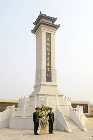 Foto de Condado de Luannan - 2 de abril de 2018: escena de la conmemoración del cementerio de los mártires, Condado de Luannan, provincia de Hebei, China - Imagen libre de derechos