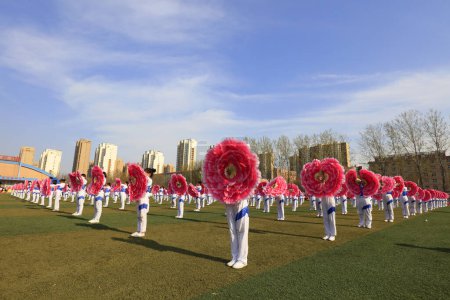 Foto de Condado de Luannan - 11 de abril de 2018: Grupo de gimnasia de primavera de estudiantes de primaria y secundaria Gimnasia, Luannan, Hebei, China - Imagen libre de derechos