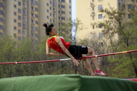 Foto de Tangshan City - 26 de abril de 2018: Tangshan City high school student high jump field, Tangshan City, Hebei, China - Imagen libre de derechos
