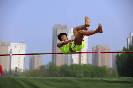 Foto de Tangshan City - 26 de abril de 2018: Tangshan City high school student high jump field, Tangshan City, Hebei, China - Imagen libre de derechos