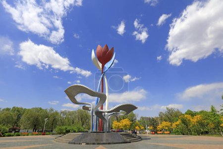 Téléchargez les photos : Comté de Luannan - 3 mai 2018 : sculpture florale dans le parc, comté de Luannan, province du Hebei, Chin - en image libre de droit