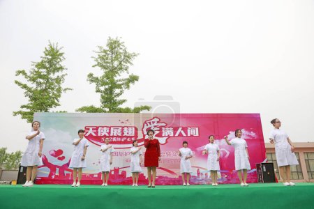 Téléchargez les photos : Comté de Luannan - 11 mai 2018 : Danse gestuelle sur scène, comté de Luannan, Hebei, Chine - en image libre de droit