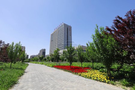 Foto de Condado de Luannan - 18 de mayo de 2018: Paisaje de la arquitectura urbana y plantas verdes, Condado de Luannan, provincia de Hebei, Chin - Imagen libre de derechos