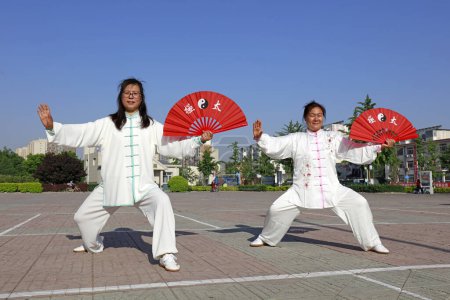 Téléchargez les photos : Comté de Luannan - 19 mai 2018 : La performance du Taijiquan chinois est sur la place, comté de Luannan, province du Hebei, Chin - en image libre de droit