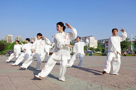 Foto de Condado de Luannan - 19 de mayo de 2018: El rendimiento de China Taijiquan está en la plaza, Condado de Luannan, provincia de Hebei, Chin - Imagen libre de derechos