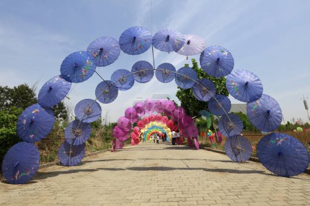 Téléchargez les photos : Parapluie de papier à huile paysage architectural dans le parc de la Chine - en image libre de droit