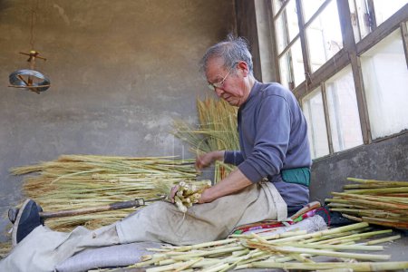Téléchargez les photos : Comté de Luannan - 23 mai 2018 : les travailleurs fabriquent des balais, comté de Luannan, province du Hebei, Chine - en image libre de droit